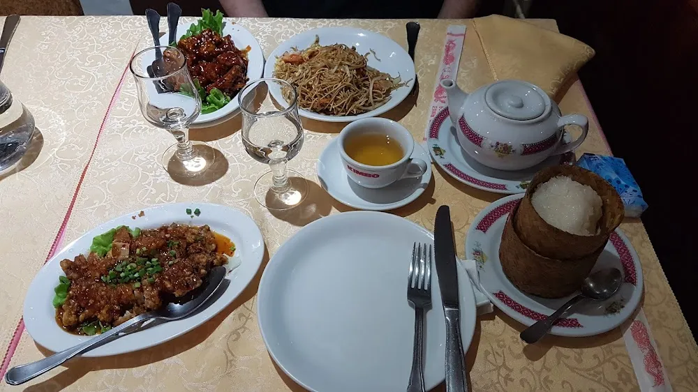 Poulet Frit Du Chef Et Porc Au Caramel Avec Riz Gluant Et Nouilles Sautées Aux Crevettes